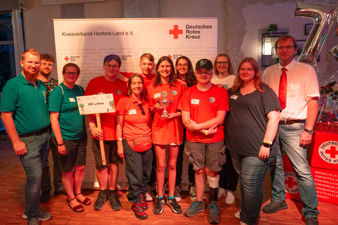 Gruppenbild der Drittplatzierten des JRK-Landeswettbewerb der Rotkreuzgemeinschaften aus Loehne .