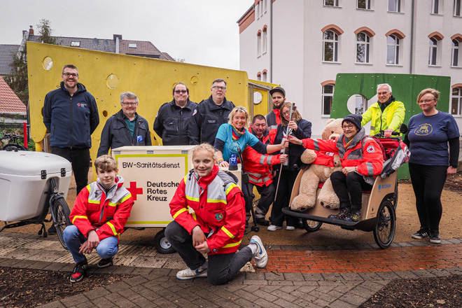 Gruppenbild mit Fackel.