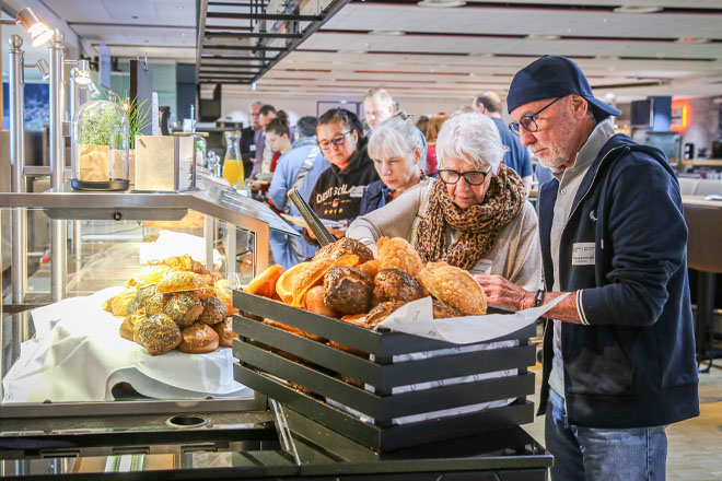 Ein Paar steht am Frühstücksbüffet.