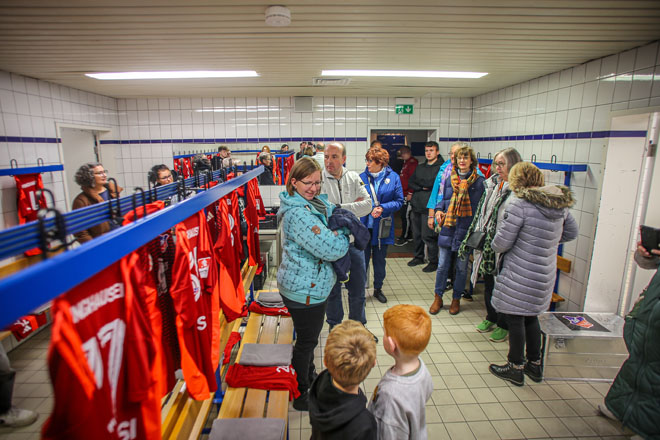 Besucher stehen in einer Umkleidekabine des VfL-Stadions.