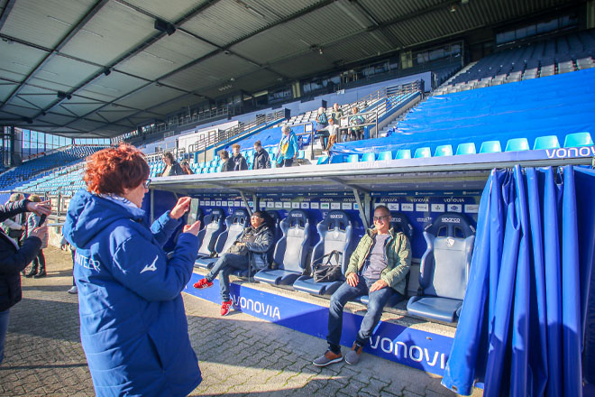 Ein Mann sitzt auf der Auswechselbank des VfL Bochum und lässt sich fotografieren.