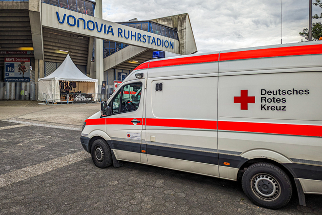 Einsatzfahrzeug des DRK vor dem Ruhrstadion Bochum.