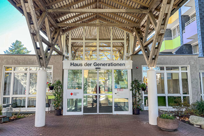 Haupteingang des "Haus der Generationen" mit automatischen Schiebetüren.