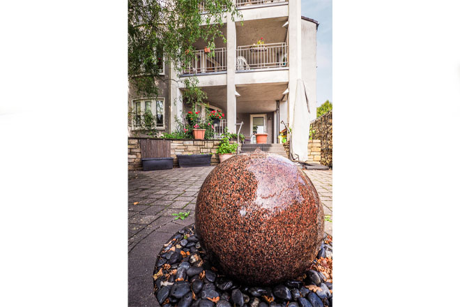 Runder Springbrunnen vor der DRK-Tagespflege.